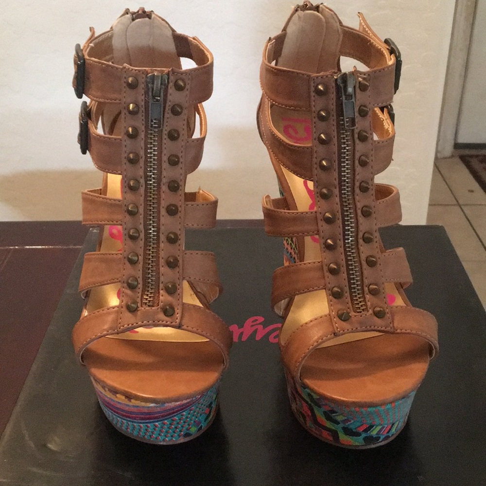 Tan platform wedge w/spiked detail & colorful base